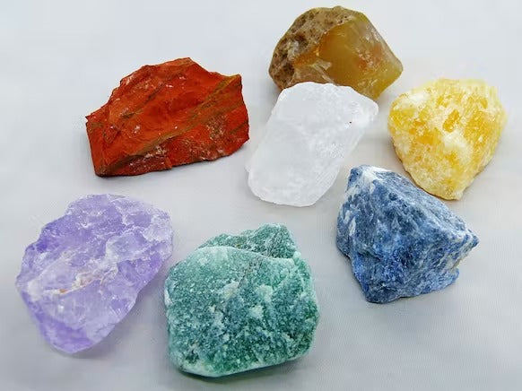Set mit 7 Chakra-Steinen / rohe Edelsteine