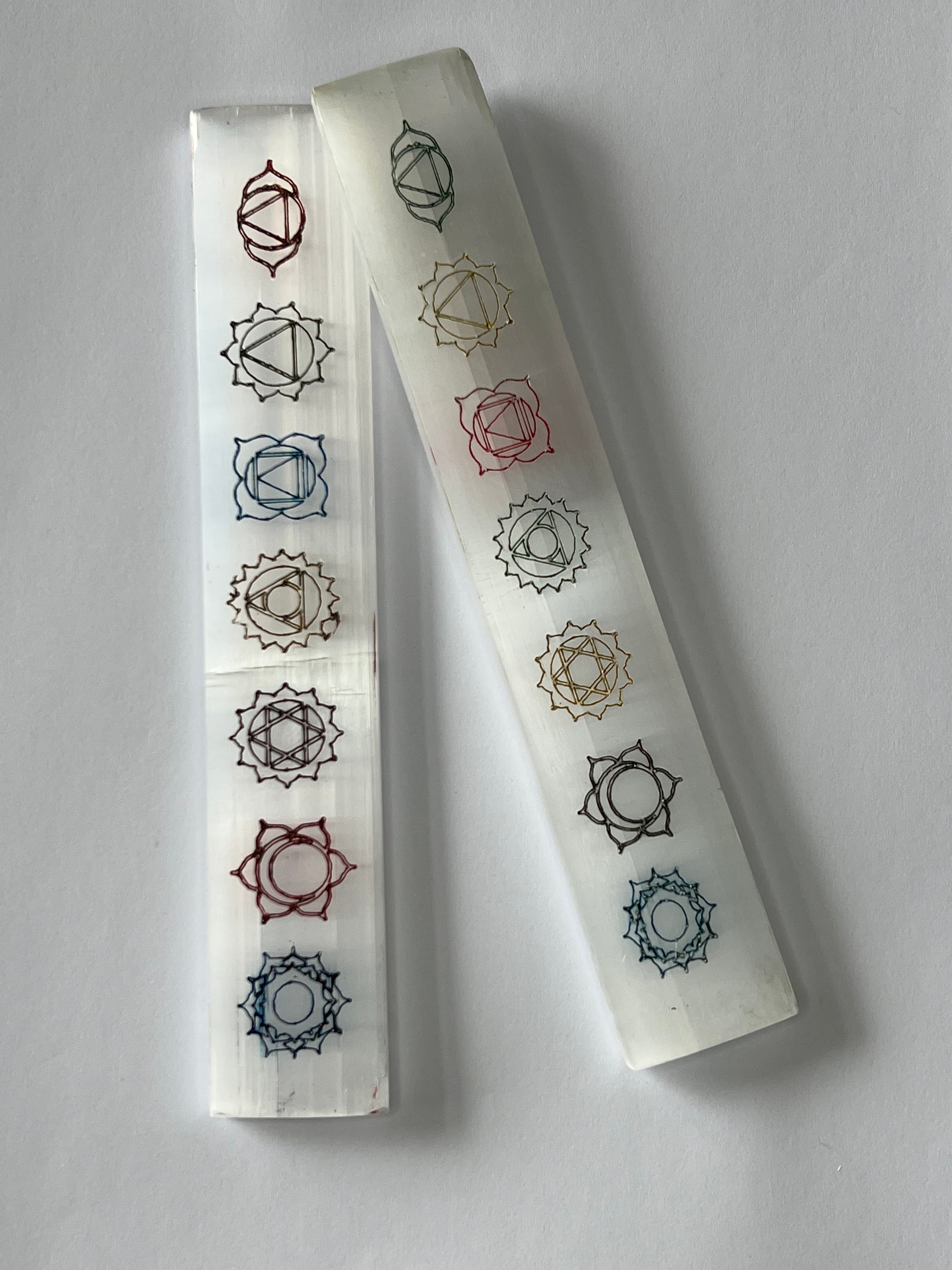 Selenit Platte mit den 7 Chakra-Symbolen in Farbe