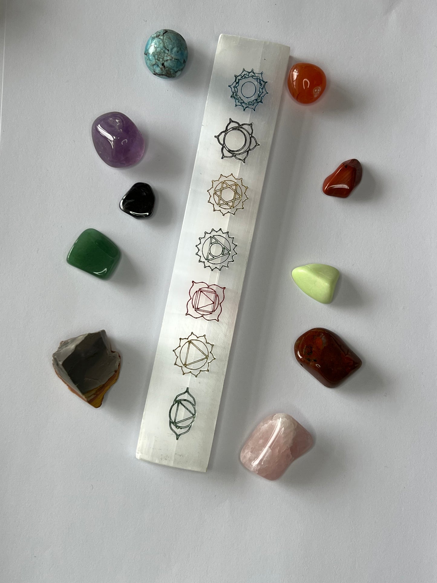 Selenit Platte mit den 7 Chakra-Symbolen in Farbe