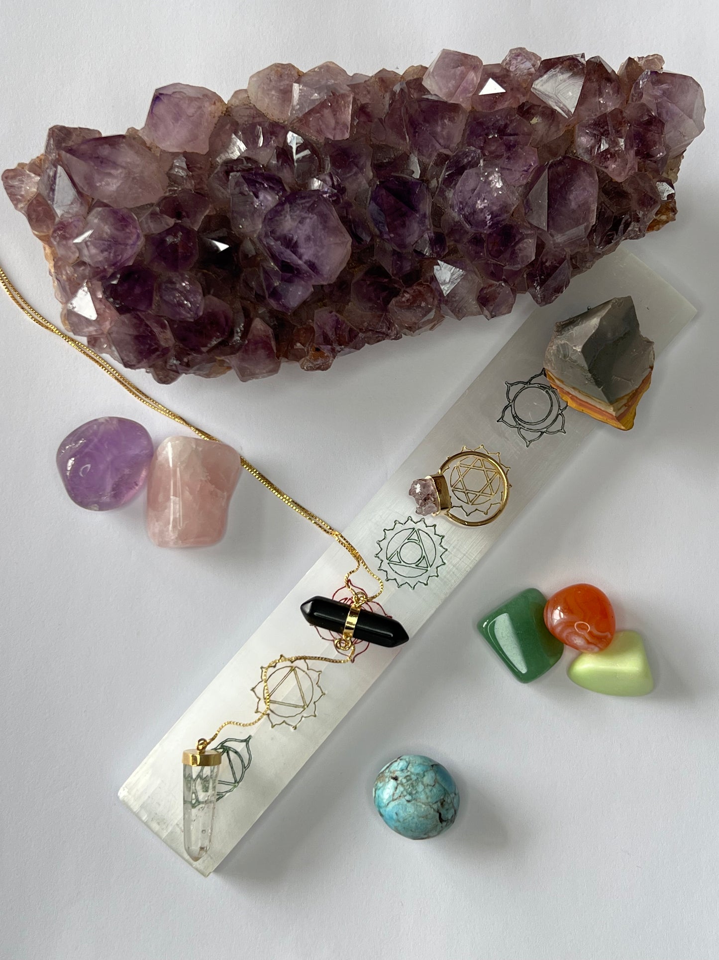 Selenit Platte mit den 7 Chakra-Symbolen in Farbe